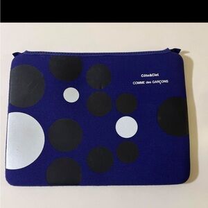 Côte&Ciel Comme des Garçons Blue Polka Apple
iPad 11 pouch